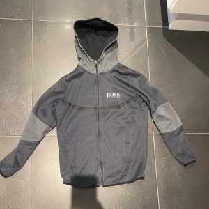 Hugo boss kofta - Hugo boss zip kofta med gamla trycket.  Storlek S Nypris runt 1800 Mitt pris 400 Väldigt oanvänd Mörkblå å typ lite mörkgrå