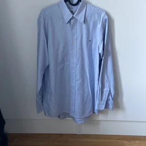 Lacoste skjorta  - Lacoste skjorta i Storlek 38/M Bra skick men använd ganska mycket.  Inga defekter 