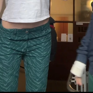 As coola Manchester byxor med zebra mönster  - Mörk gröna/blåa Manchester byxor från asos💘 använda ett fåtal gånger dock är dem upp sprättade nere vid benen men det syns knappt💖💖