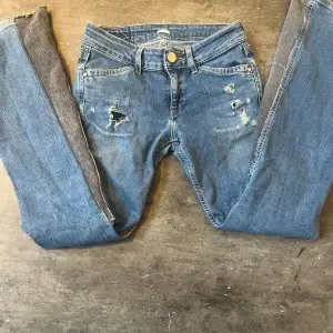 Super coola lågmidjade jeans som är omsydda till bootcut, midjemåttet tvärsöver är 34 cm och Innerbenslängden är 77 cm 🤗🩷