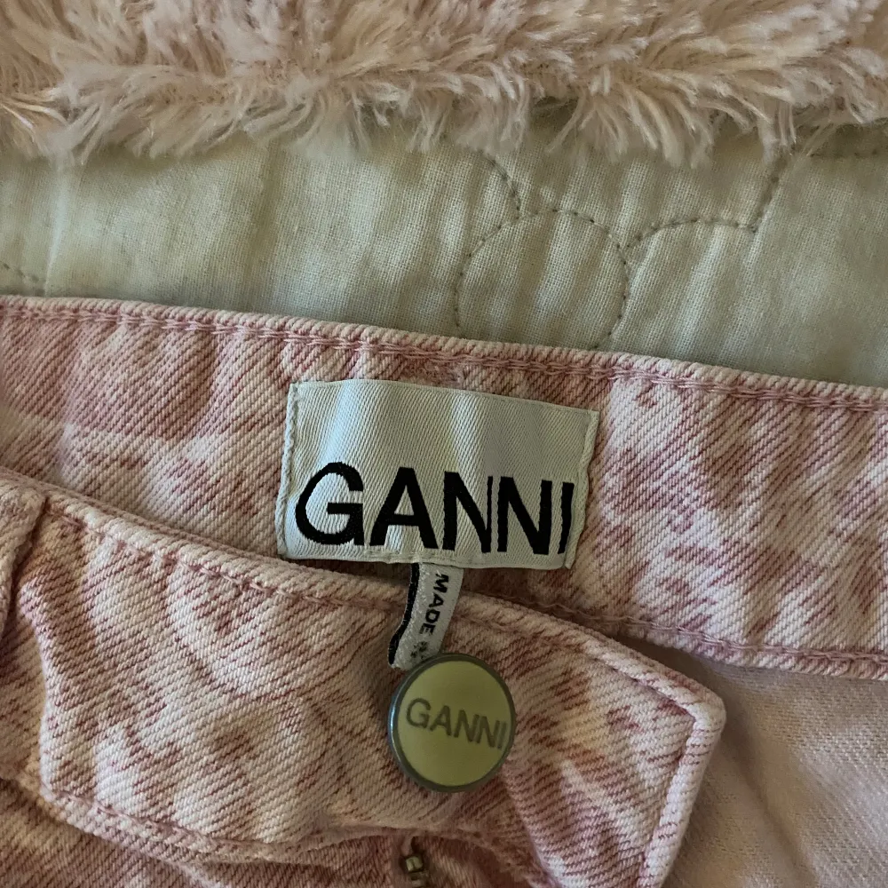 Sååå fina och unika jeans från Ganni! Skulle säga att de är midwaist, midjemått 37cm och innerbenslängd 77cm💖Nypris ca 2000kr, säljer för 600 då de är i nyskick💝💝. Jeans & Byxor.