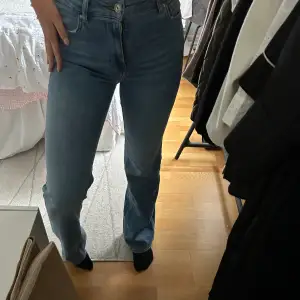 Bootcut jeans i blått och medelhög midja 