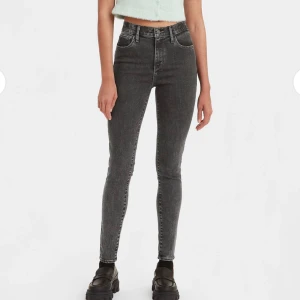 Levi’s Jeans - Levi’s 720 super skinny mile high jeans. Dessa högmidjade smala jeans har en superfin gråsvart färg och är väldigt stretchiga och bekväma! Nypris: 1100kr