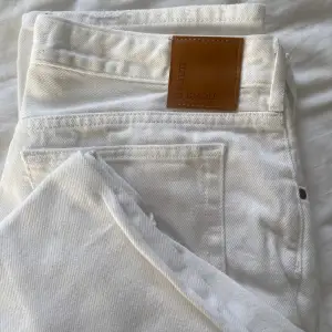 Hej! Säljer dessa midwaste vita jeans från Bik Bok som endas blivit använda EN gång. Nypris 700kr. Inga fläckar. Modellen är ”LOW STRAIGHT” W29 L32 dom sitter som 36-38. Skriv för fler frågor eller bilder, pris går att diskutera!❤️