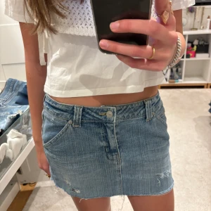 Jeanskjol - Vintage jeanskjol som passar perfekt till sommaren!🥰Storlek L men passar som en S/M.