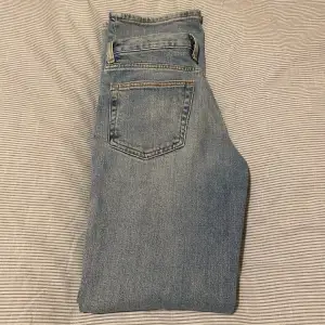Jeans i modellen ”Twig” från Weekday, storlek 24/30. Använda men i mycket fint skick! Har varit ett par av mina favoritjeans men har tyvärr blivit för små för mig nu! 