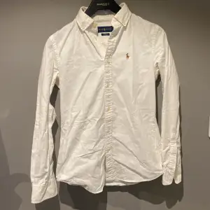 Hej! Säljer min Ralph Lauren Skjorta då den är för liten för mig:( Jag är 174 å den är bra i längd men alldeles för tajta längs armarna. Storlek 0 Ralph Lauren motsvarande XS. Slim fit. Condition: 8-9/10. Inte mycket använd👍 Mvh Oliver