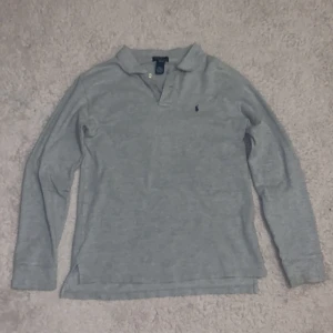 Långärmad Ralph Lauren pike - Tjenare! Säljer en långärmad polo Ralph Lauren piken färg grå med ett mörkblått märke! Skick 9,5/10 andvänd 1-2 gånger!☺️Skriv till mig om du har någon fråga eller minsta fundering!👌