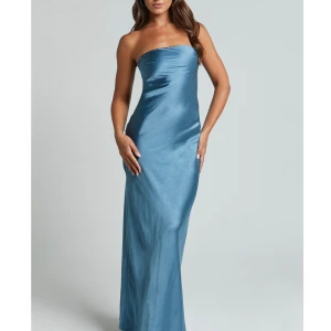 Showpo Maxiklänning - Beställde hem denna jättefina maxiklänning från Showpo till balen, strl 34. Den är numera slutsåld i den storleken och kollar om någon skulle vara intresserad av att köpa den. Helt oanvänd. Kom med bud. Nypris 1100kr. Skriv för fler bilder!