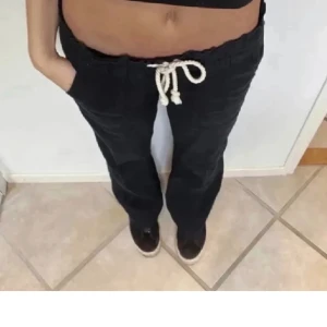 Roxy linnebyxor - Svarta Roxy linnebyxor i storlek s. Är använda ett fåtal gånger, bra skick. Kom privat för egna bilder och frågor!