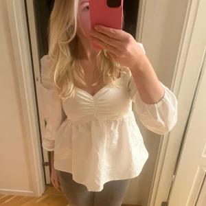 vit blus från bik bok💕 - En jättefin vit blus från bik bok i stolek M. Använd Max 3 gånger korta stunder och säljer pga av det. Priset går att diskuteras!!