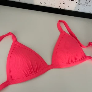 Neon rosa bikini topp. Storlek s - Bikini topp, neon rosa, storlek s