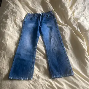Ett par sjukt snygga WHYRED jeans med lagom slitning. Byxorna är knappt använda och passar mig inte längre.   Eftersom att de är upplagda en gång i tiden borde de passa dig som är 160-165 cm lång. Midjemått: 29