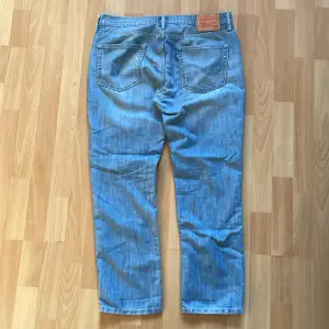 Säljer dessa coola vintage Levis jeans. Har supersnygg vintage ljusblå denim-färg! Perfekta till sommaren! Säljer då de inte används längre!