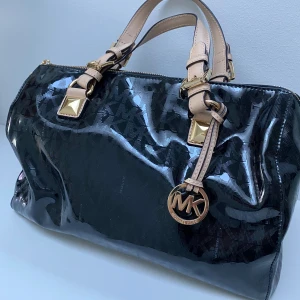 Ny Michael Kors väska - Helt ny. Aldrig använd. Köpt i USA, aldrig sett den i Sverige. Superfin! 