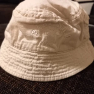 Ljusbeige solhatt strl. 44/46 - Ljusbeige solhatt i storlek 44/46 från Åhléns. I fint begagnat skick, sparsamt använd. Inga hål eller fläckar.  Tvättad i parfymfritt tvättmedel och utan sköljmedel.