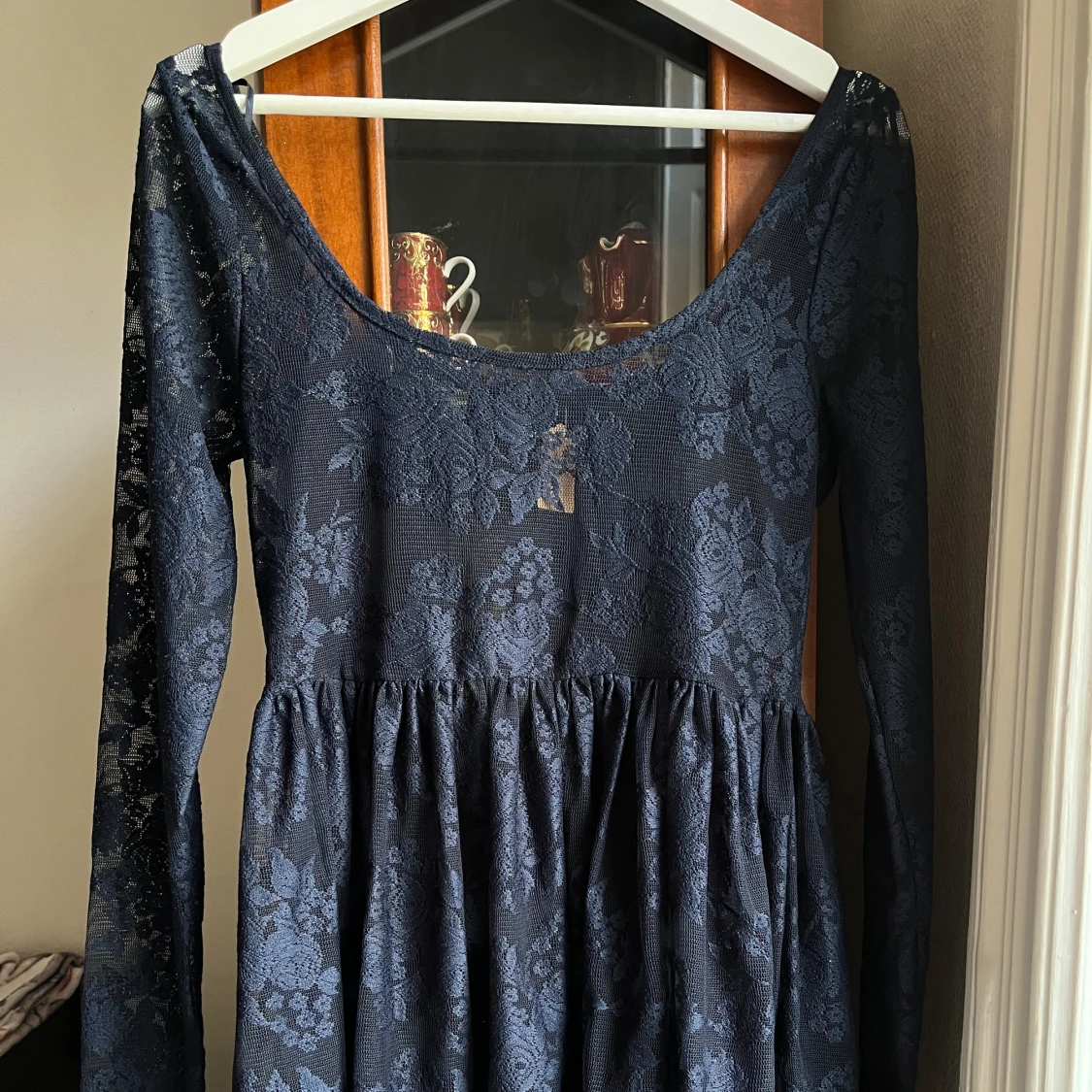 Mörkblå spetsklänning