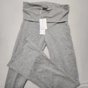 Säljer mina oanvända foldover leggings från Gina Tricot. Köparen får med sig gratis gymshort från Gymshark med på köpet ♡