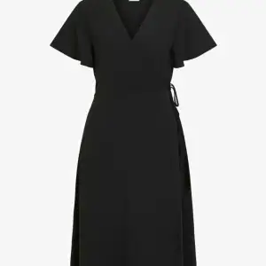 En svart kläning från hm som inte sitter på rätt sätt💕 storlek L,ej använd💕