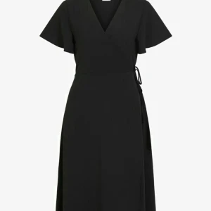 Klänning  - En svart kläning från hm som inte sitter på rätt sätt💕 storlek L,ej använd💕