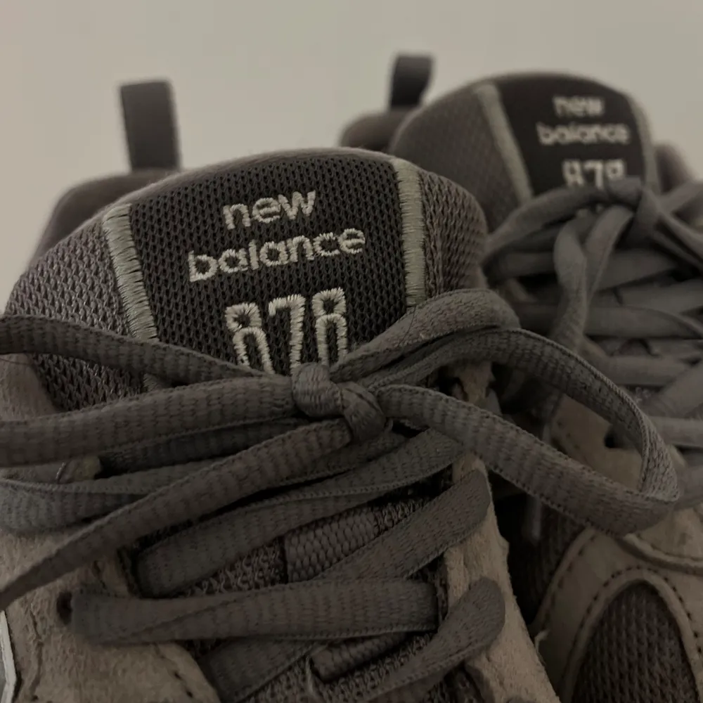 Hej! Jag säljer ett par gråa New Balance-skor i storlek 38. Jag har använt dem, men de är i fantastiskt skick. Jag har tvättat dem men behöver tvättas lite mer ordentligt. De luktar inte och är i gott skick.🤩. Skor.