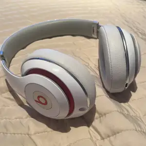 Säljer mina beats då jag använder inte dom längre, dom är bluetooth, batteriet är bra och det går att lyssna över 8 timmar utan att behöva ladda dom, mycket bra ljud i dom också