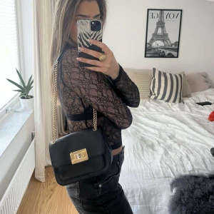 Michael Kors väska - Säljer denna Michael Kors väska som passar både till vardags och utgång! Väldigt stilren och tidlös❤️