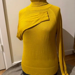 Gul Polo Tröja - Gul polo tröja från H&M i jättefint skick. Lite stor i storleken kanske men det är S