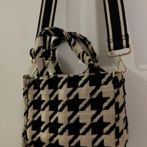 Väska - Hej! Säljer en nästan ny väska från H&M som jag bara använt ett par gånger. Jag använder den inte längre, men den är i toppskick och längden är justerbar. Perfekt för den som söker en stilren och praktisk väska.