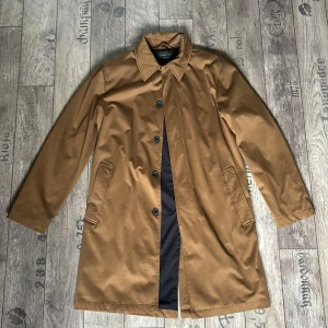 Brun vår kappa - Perfekt vår kappa! den är köpt secondhand men jag har aldrig använt den. Den har lite slitage på vänster sida fram, inte jätte synligt. men där av säljer jag den billigt.