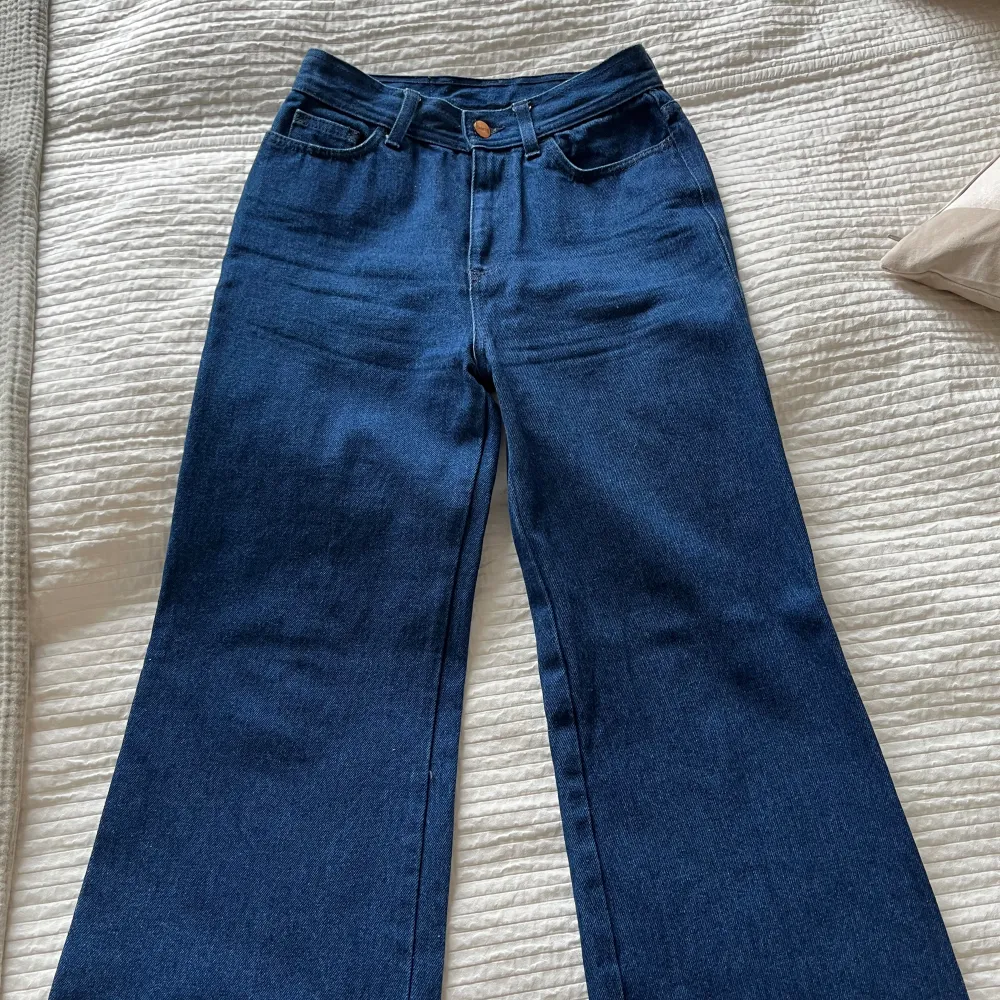 Mörkblå långa jeans i modellen Hall. Använda tre gånger. Cond 9/10.. Jeans & Byxor.
