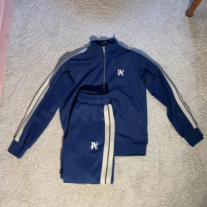 Palm angels tracksuit blå - Toppen skick på min Palm angels dress Har använts väldigt sällan 