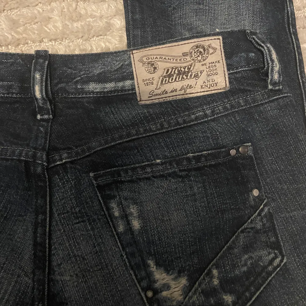 Säljer sjukt snygga och unika jeans med hål. De är i mycketbra skick och av bra kvalitet. Enligt lappen är storleken w28 men de passar perfekt på mig som annars har w27. Midjemåttet är 40 cm och innebenslängden 83 cm💗💗. Jeans & Byxor.