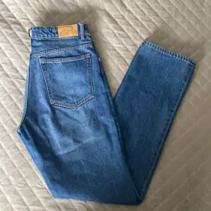 Monki jeans med slits. Jag har storlek s i jeans. Perfekt i längd på mig som är 167 cm. 