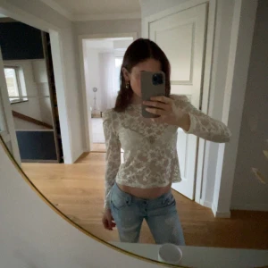 Säljer min beiga spets topp/blus från Lindex💗 - Säljer nu min supersnygga blus/topp från Lindex då den inte kommer till användning, ser ny ut och har inga defekter, storlek S men passar XS lika bra, EGEN BILD💗 