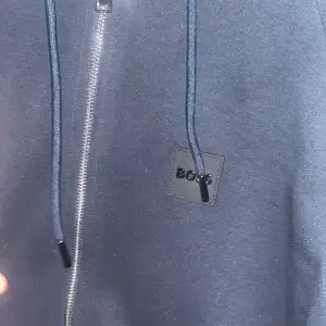 Hej, säljer nu min knappt använda Hugo boss zip hoodie. Skick 10/10  Original pris 2799:-