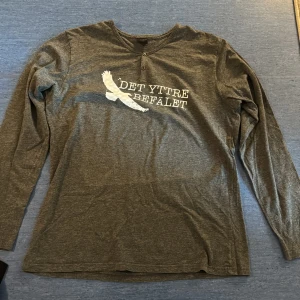 45. Grå det yttre befälet Långarmad tröja XL - Det yttre befälet merch gjord av bandet själva. Grå långärmad tröja i bra skick.