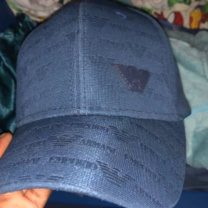 Armani keps  - Den är 10/10 i skick aldrig använd jag har 4c hår typ så jag passar inte med kepsar det är därför jag säljer dena keps. Jag fick den i present har inte boxen Elr kvittot kvar 