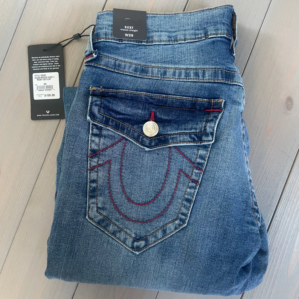 Helt nya true religions jeans av modellen ricky relaxed straight. Tags fortfarande på. Köpta för totalt 2.4 från usa med frakt. Säljer då de inte passar mig. Jeans & Byxor.