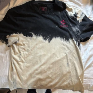 Fadead unik tröja - Tröjan är i storlek M/L med en oversized fit. Den är i en fadead och distressed design. Väldigt unik och svår att få tag på
