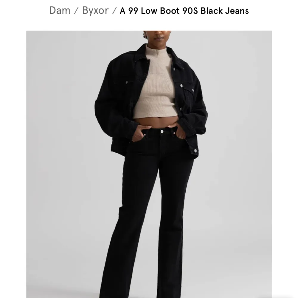svarta low waist boutcut jeans från abrand! knappt använda, köpta för 800kr❤️❤️. Jeans & Byxor.