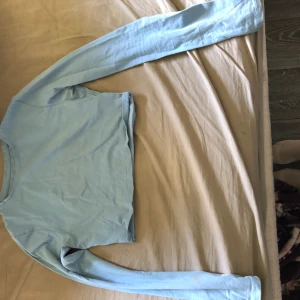 Tröja  - En jättefin tröja, använd 2-3 gånger sitter jättefint på!