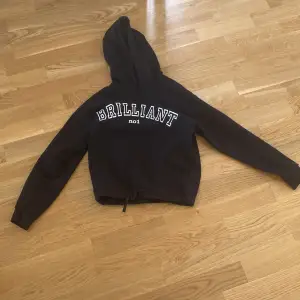 Basic och snygg svart hoodie som passar alla tillfällen! Helt oanvänd, ser ut som ny! 