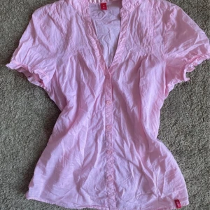 Esprit rosa blus - jättesöt skjort blus från esprit som e köpt secondhand men passar inte riktigt mig längre:/ 