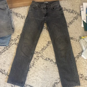 Jeans  - Jeans från Gina trico jätte fina mörkgrå/svarta de har gått i sönder i ficka bara fickan är de änd som är sönder men de är syda  de ena hållet och de andra har jag valt att de ska vara öppet jätte fina annars💓