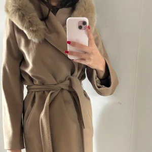 Maxmara kappa beige - Maxmara kappa i storlek 34 kvitto finns  Nypris 10999kr 