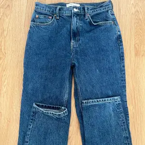 Mörkblåa jeans från Gina tricot x Nicki studios i storlek 38. Limited edition Använda en gång så inprincip nya. Modellen på jeansen är straight. Går ner i marken på mig som är 175 så dem är långa. Nypris 599 kr