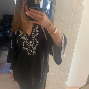 Svart och vit blus - Jättesnygg svartvit blus från indiska i storlek L men den sitter som en M, säljer pågrund av att den inte kommer till användning💞