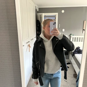 Skinnjacka  - Snygg jacka, knappt använd då jag tyckt att den är på gränsen till för liten på mig och därför inte använt den