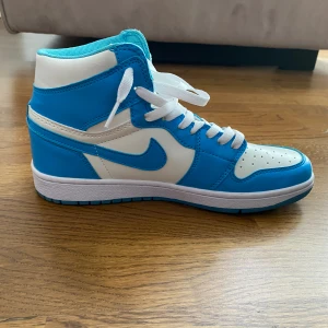 Jordan 1  - Helt nya jordan 1 i storlek 42. Köpte dom men dom var för små.